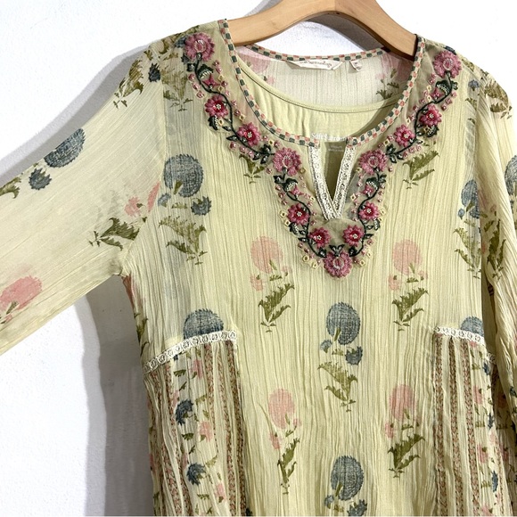 Soft Surroundings boho cottage peasant Serenata Tunic floral beaded EUC size M - Picture 12 of 13